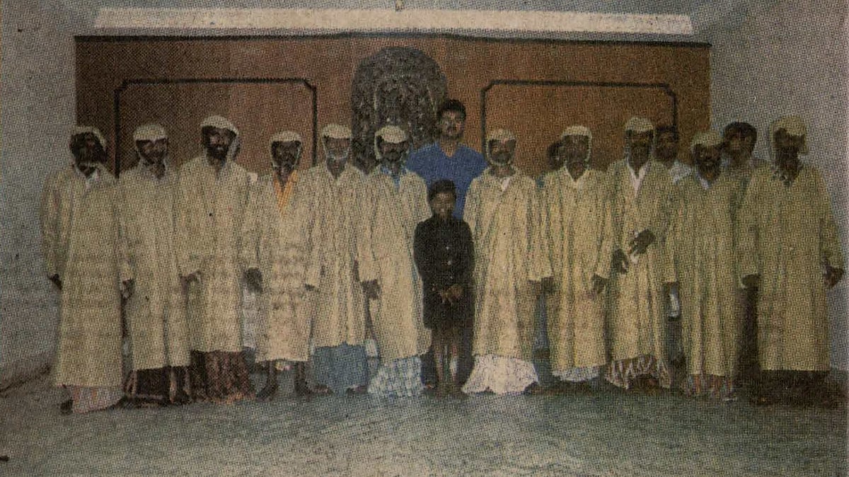 ரிக்ஷா தொழிலாளர்களுடன் விஜய்.