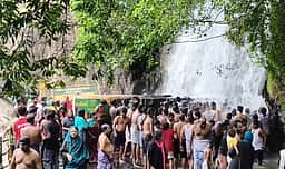 அகஸ்தியா் அருவியில் குவிந்த சுற்றுலாப் பயணிகள்