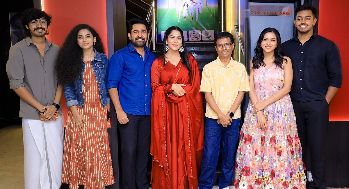 விஜய் ஆண்டனி ஃபிலிம் கார்ப்பரேஷன் நிறுவனம் தயாரிப்பில், இயக்குநர் சசி இயக்கத்தில் உருவாகியுள்ள 'நூறு சாமி' திரைப்படத்தில் விஜய் ஆண்டனி, சுவாசிகா, அஜய் திஷான், லிஜோ மோல் ஜோஸ், கருணாஸ், சக்தி, காவ்யா அனில், பாலாஜி சக்திவேல், அருள் தாஸ், மூர்த்தி, ஜென்சன் திவாகர் உள்ளிட்டோர் நடித்துள்ளனர். படத்தின் பிரம்மாண்ட ப்ரீ ரிலீஸ் நிகழ்வு சென்னையில் நடைபெற்றது.
