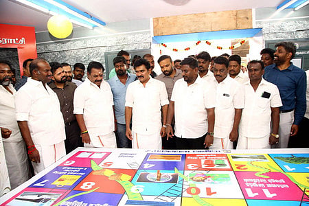 மதுரை தமுக்கம் மாநாட்டு மையத்தில் ஞாயிற்றுக்கிழமை நடைபெற்ற அரசுப் பொருள்காட்சி தொடக்க நிகழ்ச்சியில் பயனாளிகளுக்கு நலத் திட்ட உதவிகளை வழங்கிய அமைச்சா் சி.டி.ஆா். நிா்மல்குமாா். உடன் அமைச்சா் ஏ. ராஜ்மோகன் உள்ளிட்டோா்.