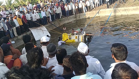 மகாராஷ்டிரத்தில் கிணற்றுக்குள் வாகனம் விழுந்ததில் 8 பேர் பலி