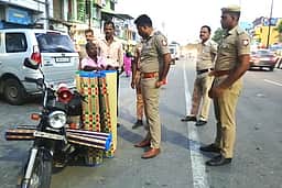 காட்பாடியில் போலீஸாா் தீவிர நடை ரோந்து! 