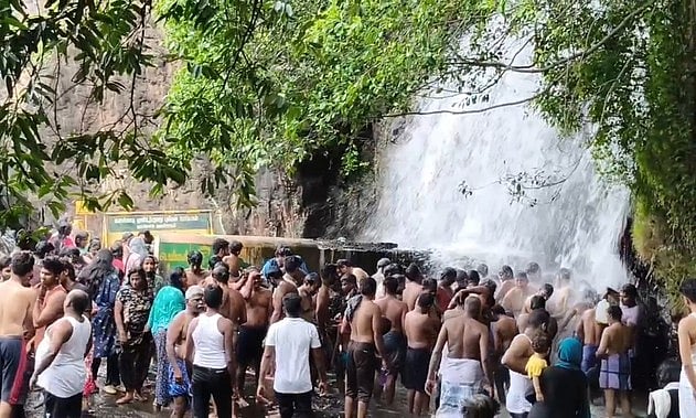 அகஸ்தியா் அருவியில் ஞாயிற்றுக்கிழமை குவிந்த சுற்றுலாப் பயணிகள்.