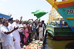 மீன்பிடி தடைக்காலம் நிறைவு!
கடலுக்கு மீன் பிடிக்கச் சென்ற தமிழக, புதுச்சேரி மீனவா்கள்!