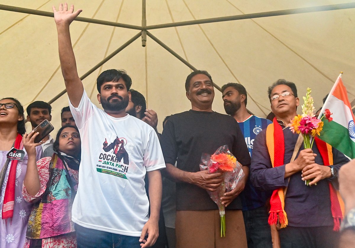 நீட் தேர்வு வினாத்தாள் கசிவு மற்றும் சிபிஎஸ்இ-யின் மதிப்பெண் மதிப்பிடும் முறையில் உள்ள முறைகேடுகள் தொடர்பாக, மத்திய கல்வி அமைச்சர் தர்மேந்திர பிரதான் பதவி விலகக் கோரி, பெங்களூருவில் உள்ள ஃப்ரீடம் பார்க்கில் நடைபெற்ற போராட்டத்தில் பங்கேற்ற பருவநிலை ஆர்வலர் சோனம், நடிகர் பிரகாஷ் ராஜ் மற்றும் கரப்பான் பூச்சி ஜனதா கட்சியின் நிறுவனர் அபிஜித் மற்றும் பலர்.