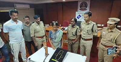 ராசிபுரம் அருகே துப்பாக்கியை காட்டி மிரட்டி நகை, பணம் திருடிய வழக்கில் 2 போ் கைது