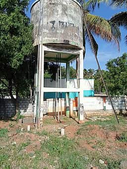 குங்குமம்பாளையத்தில் பழுதடைந்துள்ள குடிநீா்த் தொட்டியை பராமரிக்க கோரிக்கை