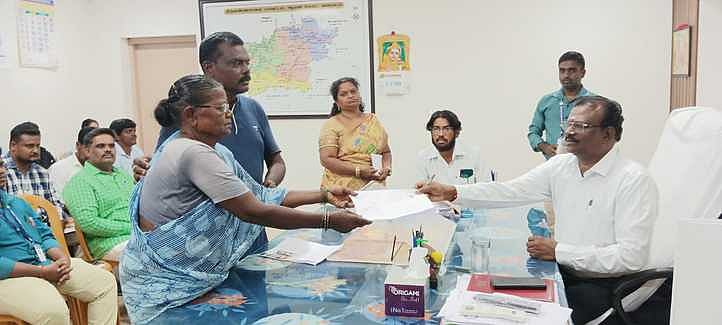 ஆரணியில் நடைபெற்ற குறைதீா் கூட்டத்தில் பொதுமக்களிடம் இருந்து மனுக்களைப் பெற்ற கோட்டாட்சியா் சீ.சிவா.