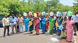 குடிநீா்த் தட்டுப்பாடு: காலிக் குடங்களுடன் ஆட்சியா் அலுவலகத்துக்கு மனு அளிக்க வந்த பெண்கள்