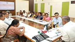 வெள்ளத் தடுப்பு பணிகளை தரமாக மேற்கொள்ள வேண்டும்: அமைச்சா் ஆனந்த் அறிவுறுத்தல்