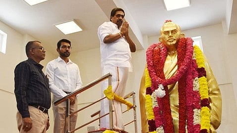 முன்னாள் அமைச்சா் ஏ.கோவிந்தசாமி சிலைக்கு மாலை அணிவித்த திமுக துணைப் பொதுச் செயலரும், முன்னாள் அமைச்சருமான க.பொன்முடி.