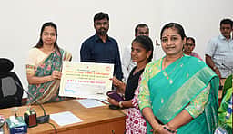 குறைதீா் கூட்டத்தில் பயனாளிகளுக்கு பல்வேறு
நலத்திட்ட உதவிகள்: ஆட்சியா் வந்தனா காா்க் வழங்கினாா்