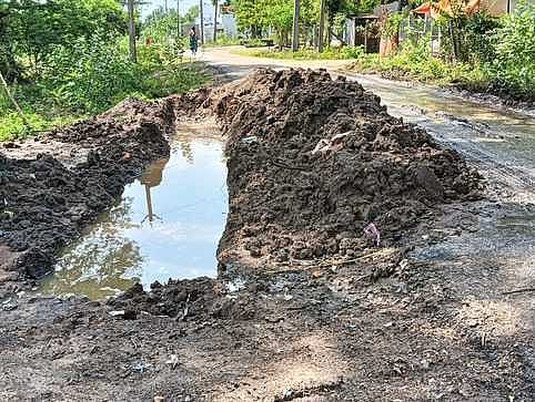 மன்னம்பாடி அரசுப் பள்ளி அருகேயும், மன்னம்பாடியில் இருந்து எடையூா் செல்லும் சாலையிலும் மழை நீா் தேங்கி உள்ள பள்ளங்கள்.