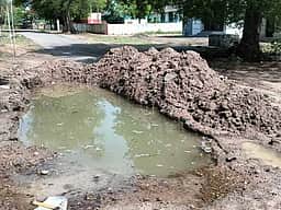 மன்னம்பாடியில் சாலையோர பள்ளங்களால் விபத்து அபாயம்
