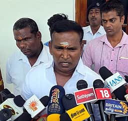 முதல்வா் ரங்கசாமியிடம் தவெக எம்எல்ஏ மனு