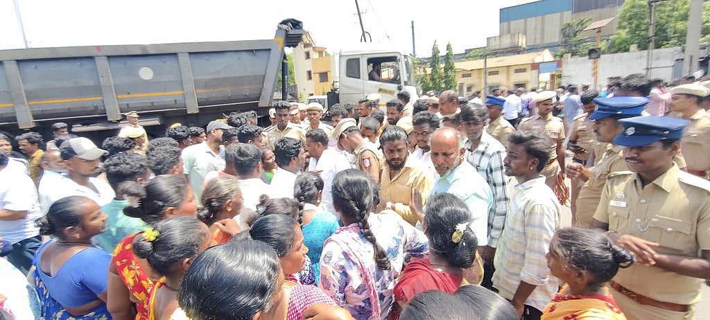 கும்மிடிப்பூண்டி சிப்காட் பகுதியில் சாலை மறியலில் ஈடுபட்ட பொதுமக்கள்.