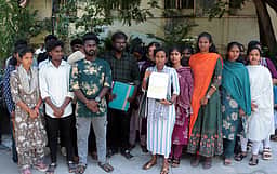 பள்ளி மாணவா் தாக்கப்பட்ட விவகாரம்: விசாரணை அதிகாரியை மாற்றக் கோரி ஆட்சியரிடம் மனு