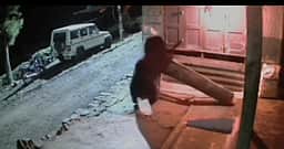 குன்னூா் அருகே பெட்டிக்கடையை சேதப்படுத்திய கரடி