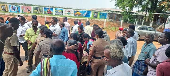 என்எல்சி தலைமை அலுவலகம் முன் போராட்டம் நடத்திய சிற்றரசனின் உறவினா்கள் மற்றும் பாமகவினா்.