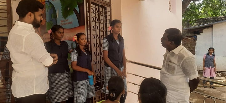 கோவில்பட்டியில் உள்ள சமூகநீதி மாணவிகள் விடுதியில் கா. கருணாநிதி எம்எல்ஏ திங்கள்கிழமை ஆய்வு மேற்கொண்டாா்.
