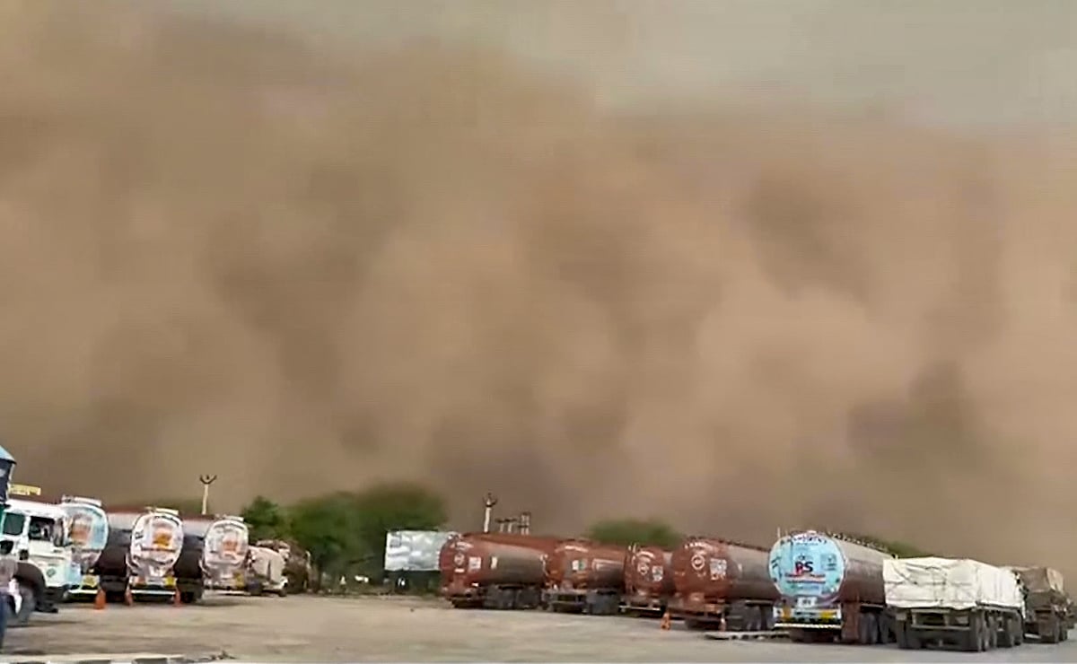 ராஜஸ்தானின் சுரு பகுதியில், தூசுப் புயல் வீசியதால் லாரிகள் நிறுத்தப்பட்டுள்ளன.