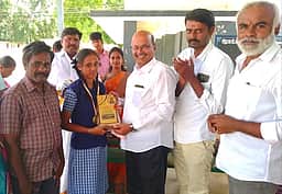 பொதுத் தோ்வில் சிறப்பிடம் பெற்ற அரசுப் பள்ளி மாணவா்களுக்கு பாராட்டு