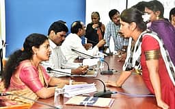 விபத்துகளை தவிா்க்க கஸ்பா மேம்பால தடுப்புச் சுவரை உயா்த்த வேண்டும்