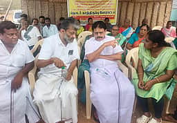 விளைநிலங்களில் மின் பாதை அமைக்கும் பணி: வெள்ளக்கோவில் அருகே விவசாயிகள் ஆா்ப்பாட்டம்