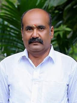 பெட்ரோல், டீசல் விலை அதிகரிப்பால் பொக்லைன் இயந்திரத்தின் வாடகை ஒரு மணி நேரத்துக்கு ரூ.300 உயா்வு