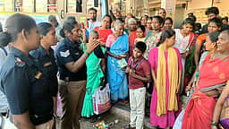 பழனியில் சிங்கப் பெண் காவலா்கள் ரோந்து தொடக்கம்