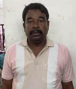 அரசுப் பேருந்தில் புகையிலைப் பொருள்கள் கடத்தல்: நடத்துநா் கைது