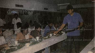விஜய் அன்பளிப்பு! ரிக்‌ஷா தொழிலாளர்களுக்கு இலவச மழை கோட்டுகள்!