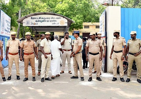 பாதுகாப்புப் பணியில் ஈடுபட்ட காவல் துறையினா்.