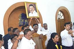 கோவை மாநகராட்சிக் கூட்டத்தில் திமுக - காங்கிரஸ் உறுப்பினா்கள் வாக்குவாதம்; தள்ளுமுள்ளு