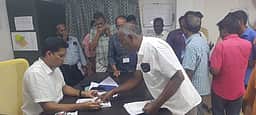 பல்லடத்தில் 2-ஆவது நாளாக வருவாய்த் தீா்வாயம்: பொதுமக்களிடம் இருந்த மனுக்களைப் பெற்ற ஆட்சியா்