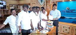 கன்னியாகுமரி திருவள்ளுவா் சிலையை சுற்றியுள்ள மின் விளக்குகள் செயல்பட ஆட்சியரிடம் வலியுறுத்தல்