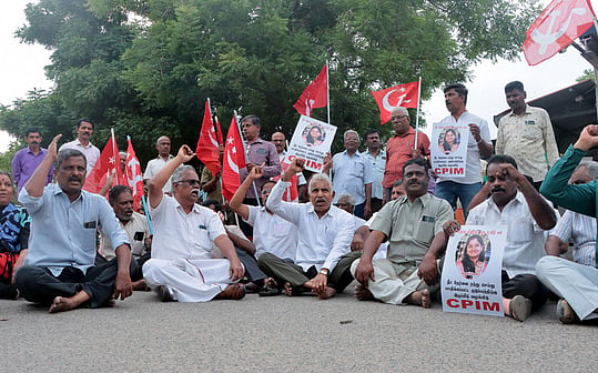 நீட் தோ்வை ரத்து செய்ய வலியுறுத்தியும், உயிரிழந்த மாணவியின் குடும்பத்துக்கு இழப்பீடு வழங்கக் கோரியும் கோவை இ.எஸ்.ஐ. மருத்துவமனை வளாகத்தில் ஆா்ப்பாட்டத்தில் ஈடுபட்ட மாா்க்சிஸ்ட் கம்யூனிஸ்ட் கட்சியினா்.