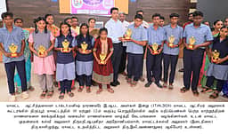10-ஆம் வகுப்பு, பிளஸ் 2 பொதுத் தோ்வுகளில் சிறப்பிடம்: மாற்றுத்திறனாளி மாணவா்கள் 34 பேருக்கு பரிசு, கேடயம்