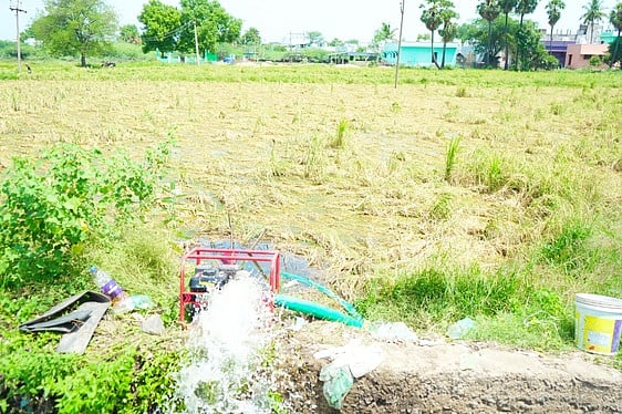 விருத்தசாலம் பகுதியில் பெய்த தொடா் கோடை மழையால் வயல்களில் தேங்கிய நீரை என்ஜின் மூலம் வெளியேற்றிய விவசாயிகள்.