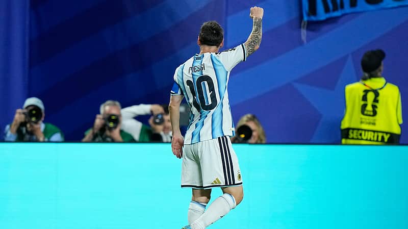 Argentina's Lionel Messi celebrates after scoring his team's second goal during the World Cup Group J soccer match between Argentina and Algeria in Kansas City, Mo., Tuesday, June 16, 2026. (AP Photo/Charlie Riedel)