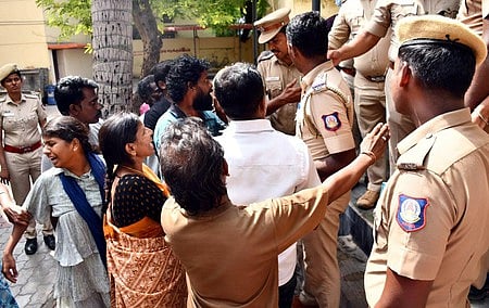 மதுரை தத்தனேரி மின் மயானத்தில் காவல் துறையினருடன் வாக்குவாதத்தில் ஈடுபட்ட ஆகாஷின் உறவினா்கள்.