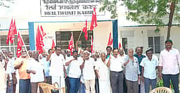 உயிா்காக்கும் மருந்துகள் வழங்கக் கோரி கரூரில் ரயில்வே ஊழியா்கள் ஆா்ப்பாட்டம்