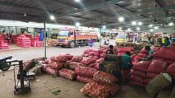 பாவூா்சத்திரம் காய்கனி சந்தையில் விற்பனை மந்தம்