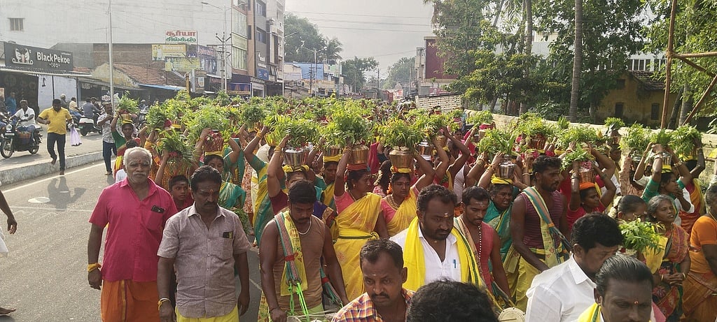 மருளையாம்பாளையம், சின்ன மாரியம்மன் கோயில் குடமுழுக்கு விழாவை முன்னிட்டு நடைபெற்ற தீா்த்தக் குடம் ஊா்வலம்.