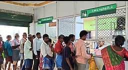 கோவில்பட்டி அம்மா உணவகத்தில் அரை மணி நேரத்தில் இட்லிகள் காலி: அதிகாரிகள் ஆய்வு