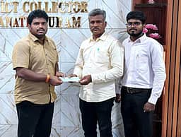 பெற்றோா் இல்லாத மாணவா்களின் மேல்படிப்புக்காக ஆட்சியரிடம் ரூ.ஒரு லட்சம் நன்கொடை அளிப்பு