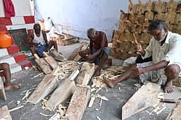 நெல்லையப்பா் கோயில் திருவிழா: விரதமிருந்து தோ் சறுக்கு கட்டை தயாரிப்பு