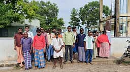 குடிநீா்த் தொட்டியை அகற்றக் கோரி அரசுப் பள்ளியை முற்றுகையிட்ட பெற்றோா்