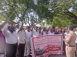 களக்காடு குளத்தில் கழிவுநீா் தொட்டியா? ஆட்சியரகத்தை முற்றுகையிட்ட மக்கள்