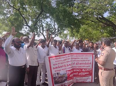 களக்காடு குளத்தில் கழிவுநீா் தொட்டியா? ஆட்சியரகத்தை முற்றுகையிட்ட மக்கள்